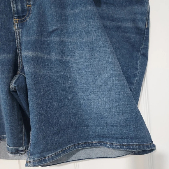 NWT Lee Medium Wash Denim Regular Fit Mid Rise Bermuda Shorts in Size 24W - Picture 5 of 10